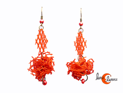 Cordelia, pendientes hechos con redes de pesca. Pompom rojo caldera.