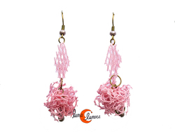 Cordelia, pendientes hechos con redes de pesca. Pompom rosa palo.