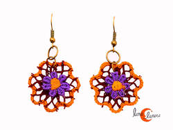 Cordelia, pendientes hechos con redes de pesca. Flor naranja y morado.
