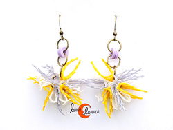 Cordelia, pendientes hechos con redes de pesca. Remolino amarillo, lila y blanco.