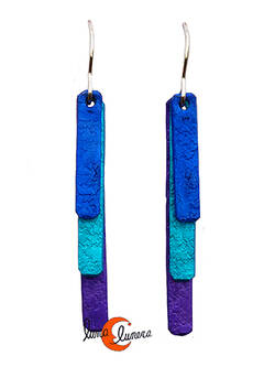 Oana Millet, joyas de aluminio. Pendiente mediano tres palitos morado, turquesa y azul.