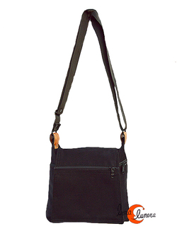 Bolsos y mochilas de tela, colección Vinicius.  Bolso pequeño con tapa. Color negro.
