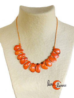 Collar tipo gargantilla de semillas de tagua. Naranja.