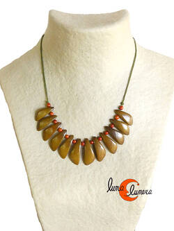 Collar tipo gargantilla de semillas de tagua. Marrón verdoso.