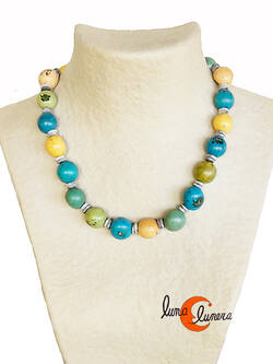 Collar corto de semillas de tagua. Azules y verdes.