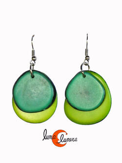 Pendientes de semillas de tagua. Dos piezas verde claro, verde oscuro.