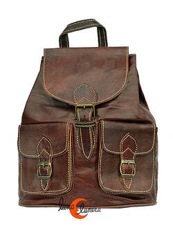 Mochila de cuero marroquí. Mochila mediana dos bolsillos con hebilla, marrón oscuro.