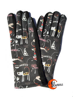 Guantes con imágenes de gatos, gatos cola larga gris oscuro.