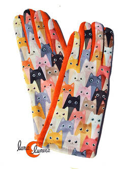 Guantes con imágenes de gatos, muchos gatos naranja.