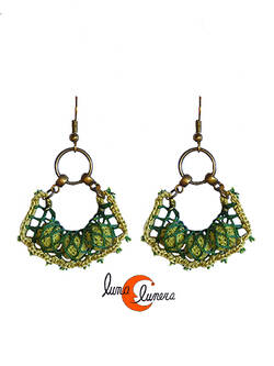 Cordelia, pendientes hechos con redes de pesca. Tres bolitas verde.