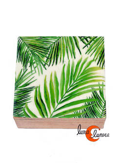 Caja de madera grande, hojas de palma verdes.