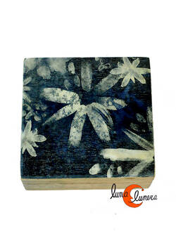Caja de madera grande, azul flores grandes.