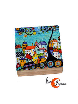 Caja de madera pequeña, pueblo.