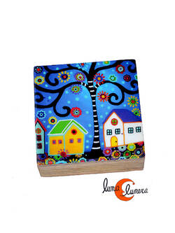 Caja de madera pequeña, pueblo con árbol.
