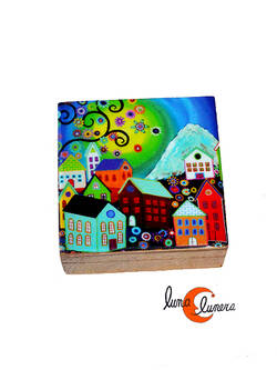 Caja de madera pequeña, pueblo y montaña.