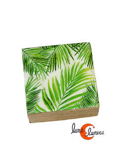 Caja de madera pequeña, hojas de palma verdes.