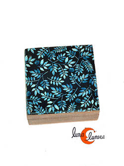 Caja de madera pequeña, azul hojitas.