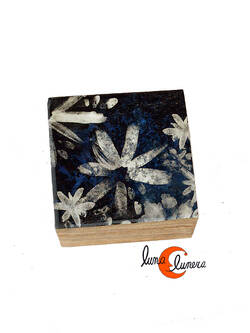 Caja de madera pequeña, azul flores grandes.