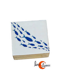 Caja de madera pequeña, peces cardumen sobre blanco.