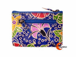 Shanti, monederos de piel de India. Monedero rectangular pequeño, azul con clavel rosa.