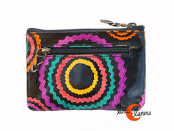 Shanti, monederos de piel de India. Monedero rectangular pequeño, negro círculos.