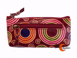 Shanti, monederos de piel de India. Monedero rectangular alargado, granate círculos.
