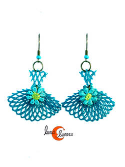 Cordelia, pendientes hechos con redes de pesca. Abanico azul.