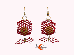 Cordelia, pendientes hechos con redes de pesca. Pez con cola.
