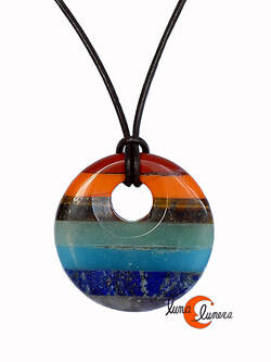 Colgante de piedra con rayas de colores.