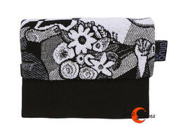 Cartera vegana Bruo de tela con goma. Pequeña tríptico, blanco y negro, flores.