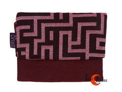 Cartera vegana Bruo de tela con goma. Pequeña tríptico, granate laberinto.