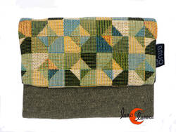 Cartera vegana Bruo de tela con goma. Pequeña tríptico, gris triángulos verdes.