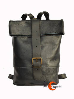 Arteycuero, mochila rectangular, negra.