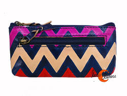 Shanti, monederos de piel de India. Monedero rectangular alargado, zig zag con azul.