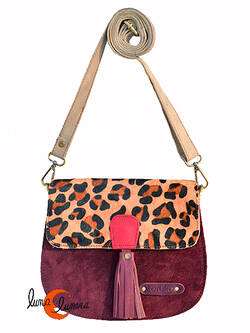 Soruka, bolsos de piel de colores. Bolso pequeño redondo de ante y print, color vino tinto.