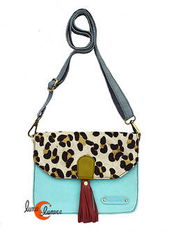 Soruka, bolsos de piel de colores. Bolso pequeño cuadrado de ante y print, celeste.