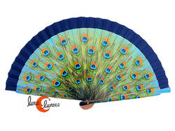 Abanico de tela y madera pintada, pavo real, azul.