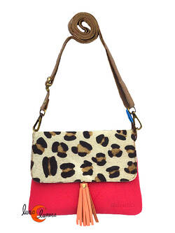 Soruka, bolsos de piel de colores. Bolso plano pequeño, rosa oscuro y print.