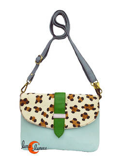 Soruka, bolsos de piel de colores. Bolso plano mediano trabilla, celeste y print.