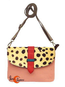 Soruka, bolsos de piel de colores. Bolso plano mediano trabilla, rosa palo y print.