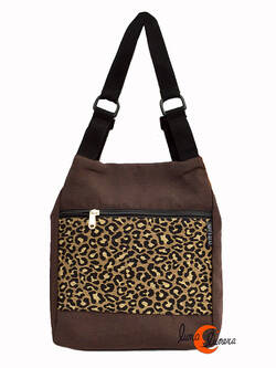 Mochilas de tela BRUO. Mochila bolso pirámide marrón chocolate con print.