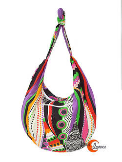 Bolso bandolera de tela redondeado, colorido.