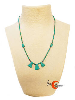 Collares India. Gargantilla de piedras verde, triángulos.
