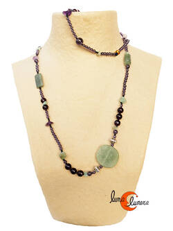 Collares India. Collar largo con jaspe verde y bolitas moradas.