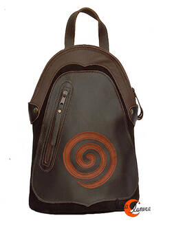 Mochila de cuero del taller Arco Iris. Mochila pequeña marrón espiral.