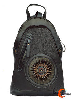 Mochila de cuero del taller Arco Iris. Mochila grande negra con sol.