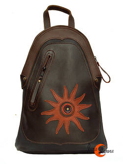 Mochila de cuero del taller Arco Iris. Mochila grande marrón con sol.