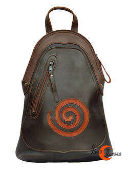 Mochila de cuero del taller Arco Iris. Mochila grande marrón con espiral.