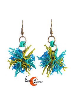 Cordelia, pendientes hechos con redes de pesca. Remolino verde y azul.