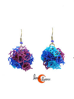Cordelia, pendientes hechos con redes de pesca. Pompom corto morado y azul.